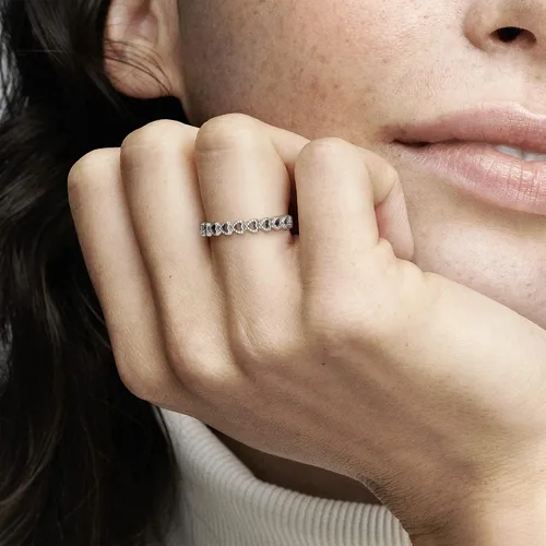 Vista 7 de Pandora - Anillo de plata de ley con banda de corazones, talla 8.5