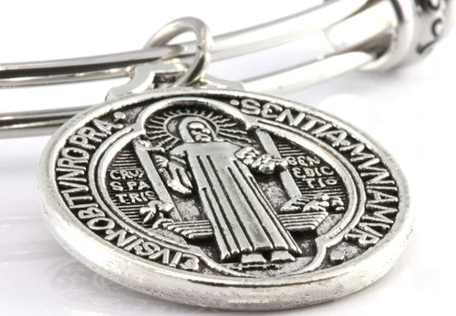 Vista 2 de Pulsera San Benito Medallas de San Benito son grandes regalos católicos o regalos de confirmación y Medalla de San Benito un brazalete de acero