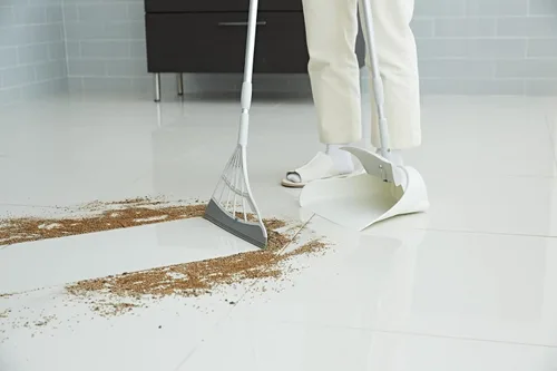 Vista 2 de Juego de escoba y recogedor Broombi - Escoba y escobilla de silicona para todas las superficies para limpieza interior - Barre vidrio, polvo