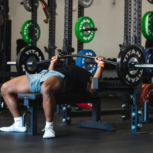 Vista 4 de Titan Fitness Barra eléctrica Yukon de óxido negro, barra olímpica de 96 pulgadas con curvatura de 6 pulgadas para mayor comodidad durante