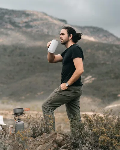 Vista 6 de Taza de viaje de 24 onzas con asa y tapa, taza de café aislada, taza de café de acero inoxidable, regalo de campamento para hombres y mujeres