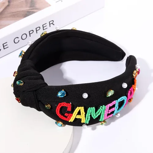 Vista 2 de YAHPERN Diadema anudada de perlas de cristal, diadema ancha con nudo superior para mujer, accesorios para el cabello deportivos, béisbol, fútbol