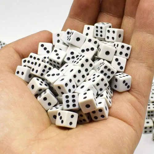 Vista 2 de 100 dados blancos de 0.315 pulgadas, dados de juego para adultos para matemáticas, actividad, tema de casino, recuerdos de fiesta, regalos, trucos