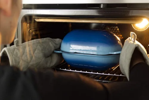 Vista 8 de LoafNest: Kit de pan artesanal increíblemente fácil. Horno holandés de hierro fundido [gradiente azul] y forro de silicona antiadherente perforado.
