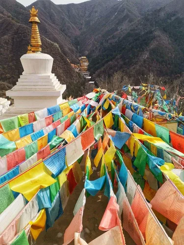 Vista 7 de Banderas tibetanas de oración, 60 unidades, banderas budistas de meditación para interiores y exteriores, banderas de oración de caballo de viento