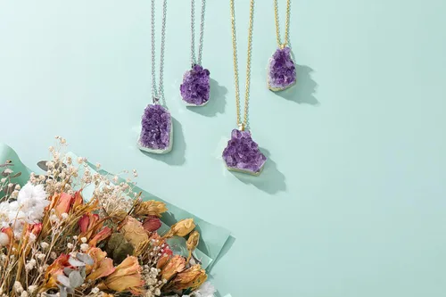 Vista 2 de Jovivi Collar de cristal de amatista natural para mujeres y hombres, collar con colgante de piedra de cuarzo de amatista áspera irregular