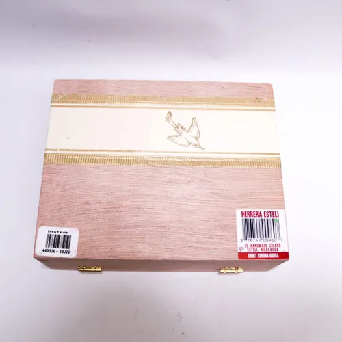 Vista 7 de Herrera Esteli Caja de Puros de Madera Corta Corona Gorda Habano - 7.5" x 6" x 2.5