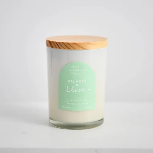 Vista 4 de Vela de soja de vidrio con tapa perfumada, Balance + Bliss, 9.3 onzas