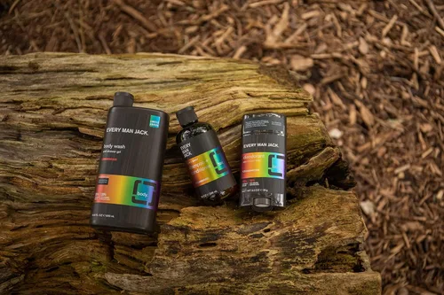Vista 6 de Every Man Jack Caja Pride Essentials, incluye tres elementos esenciales de aseo con ingredientes limpios y aromas increíbles, completa su rutina