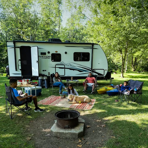 Vista 2 de Lippert - Mesa de campamento ajustable de bambú biplegable, superficie de mesa de 39-1/2" x 28-1/2" x 27-1/2", parte superior de madera lisa, patas