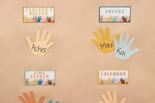 Vista 6 de Teacher Created Resources Everyone is Welcome Helping Hands Mini tablón de anuncios para decoración de aula (TCR7122)