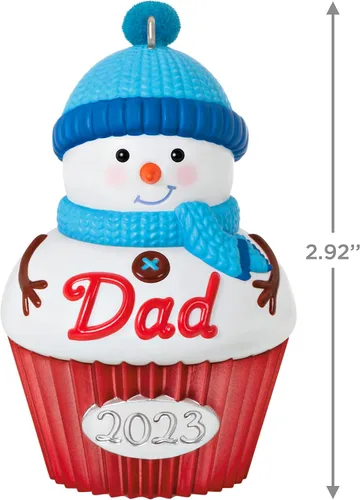 Vista 5 de Hallmark Keepsake Adorno de Navidad 2023, cupcake para papá, regalos familiares