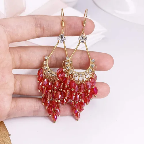 Vista 4 de LAXPICOL Pendientes largos bohemios de moda pendientes de cristal transparente con gancho de pez para mujer, tono dorado