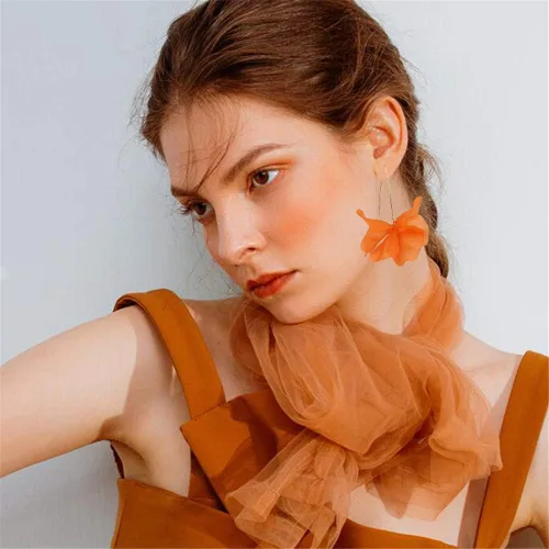 Vista 5 de Aretes bohemios de resina con pétalos de rosa, aretes largos de acrílico escalonados, aretes de borla floral exagerados para mujeres y niñas