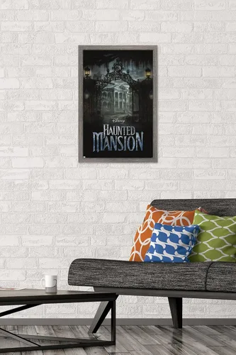 Vista 2 de Disney Haunted Mansion - Póster de pared de mansión, 22.4 pulgadas de largo x 14.7 pulgadas de ancho, versión enmarcada de madera de granero