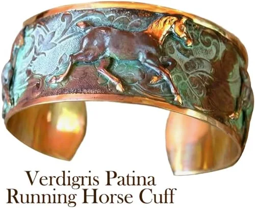 Vista 2 de Elaine Coyne Collectible Artwear Verdigris Patina - Pulsera contemporánea con diseño de caballo para correr, fabricada en Estados Unidos, Latón, Sin
