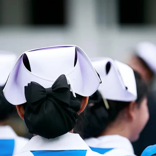 Vista 4 de Haysandy Conjunto de disfraz de enfermera - 10 gorras blancas de enfermera con diademas, 20 pines de enfermera