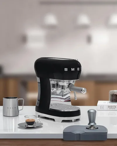 Vista 2 de Smeg - Máquina de café expreso manual con varita de vapor, 15 bares de presión, filtro porta de acero inoxidable, calentador de taza pasivo