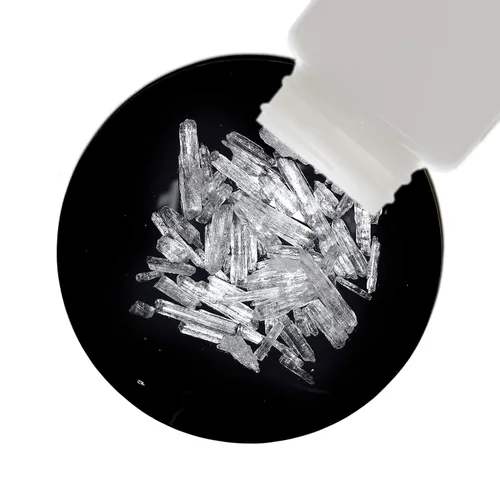 Vista 4 de Mentol [C10H20O] Cristales 100% USP de grado alimenticio 4 onzas en una botella
