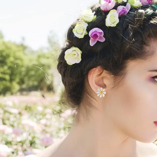 Vista 2 de Aretes de tuerca con diseño de margarita. Bonitos aretes colgantes de crisantemo con diseño de flor de sol para mujer