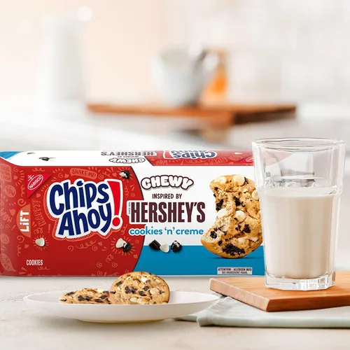Vista 6 de CHIPS AHOY! Chewy Hershey's Cookies 'n' Creme - Galletas inspiradas en barra, 9.58 onzas