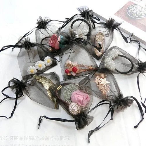 Vista 5 de Paquetes de 50 bolsas de organza de regalo de 4 x 6 pulgadas, cordón negro a granel para baby shower, Navidad, cumpleaños de profesores, recuerdos