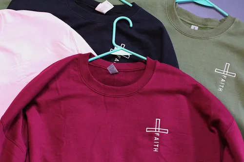Vista 2 de Sudadera bordada con cruz cristiana unisex