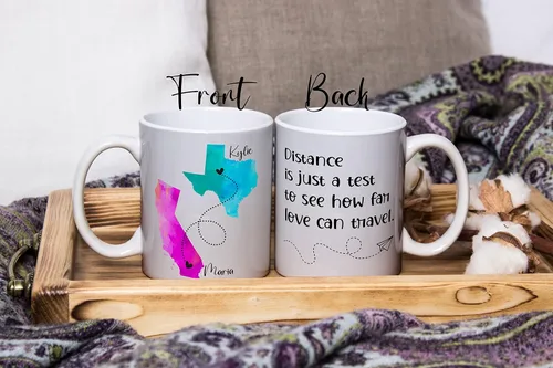 Vista 5 de Taza de café personalizada de larga distancia, tazas personalizadas con cita de mejores amigos, Estados con corazones sobre ciudades, añade nombres