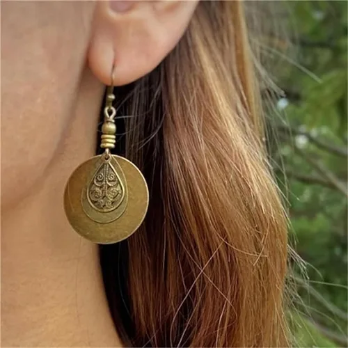Vista 3 de Aretes bohemios, bohemios, hechos a mano, joyería étnica antigua, aretes de aro tallados vintage en espiral para mujer, disco marrón étnico redondo