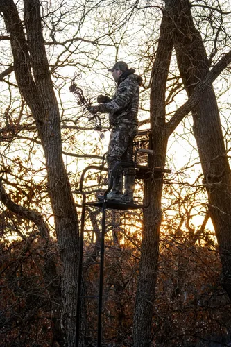 Vista 7 de Bear Species XT Bear Archery Arco compuesto listo para cazar Mossy Oak Bottomland/Negro