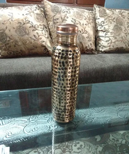 Vista 6 de Rastogi Handicrafts Nueva creación Botella de cobre martillada a mano, vaso marrón 950 ml/33 oz
