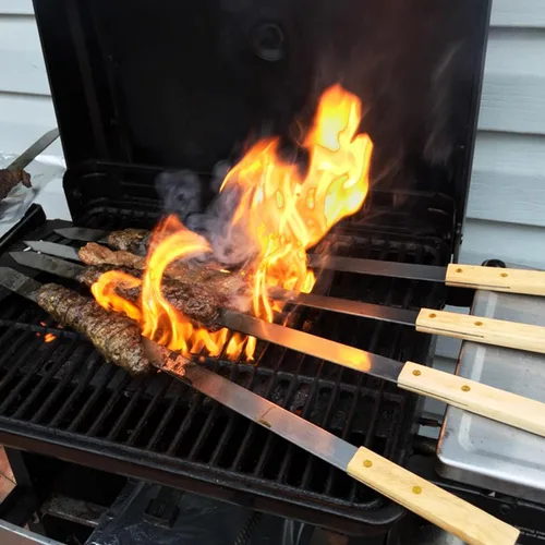 Vista 3 de Goutime Kabob - Brochetas de 23 pulgadas de largo, 1 pulgada de ancho de acero inoxidable para asar a la parrilla con mango de madera para hacer