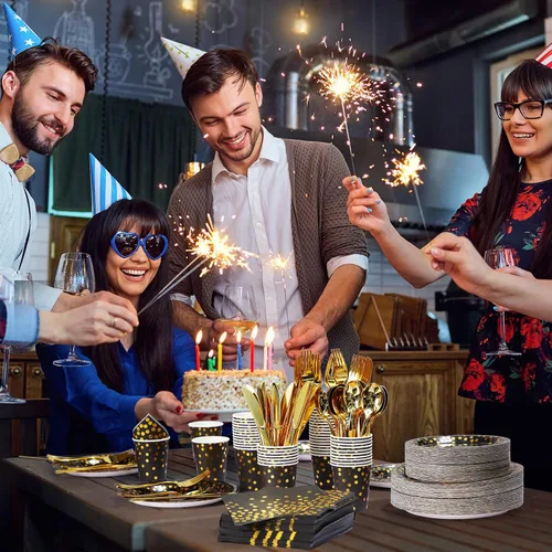 Vista 6 de 700 piezas de suministros de fiesta negros y dorados, juegos de vajilla desechables para 100 invitados, platos de papel negro y dorado, servilletas