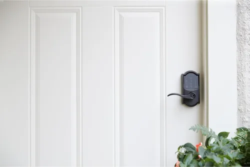 Vista 6 de Schlage Encode Smart WiFi Lock, manija de palanca, borde Camelot, bronce