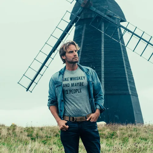 Vista 3 de Camiseta para hombre con texto en inglés "I Like Whiskey and Maybe 3 People", novedad