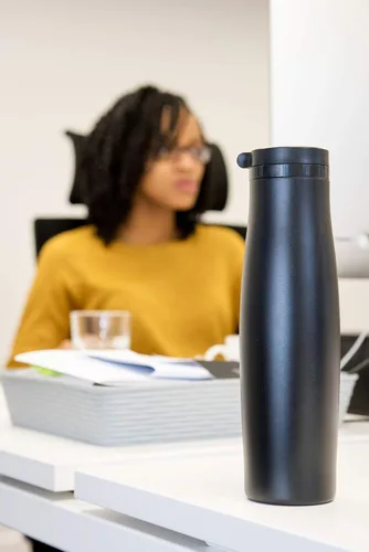 Vista 2 de CamelBak Beck - Botella de agua de acero inoxidable con aislamiento al vacío, 20 onzas