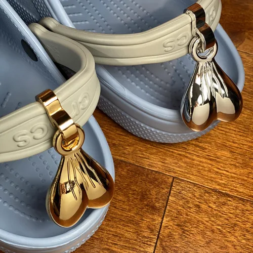 Vista 2 de YIPUKIYI Croc Nuts Croc charms 2 Pack Corc Balls Noticeable Crocs Accessories Decorative Shoe Charms for Shoe Buckle GOLD