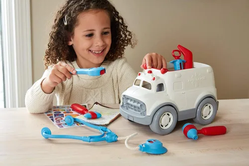 Vista 4 de Green Toys Ambulance & Doctor's Kit Rojo/Azul FFP 10 piezas Juego de simulación, habilidades motoras, lenguaje y comunicación Vehículo de juguete