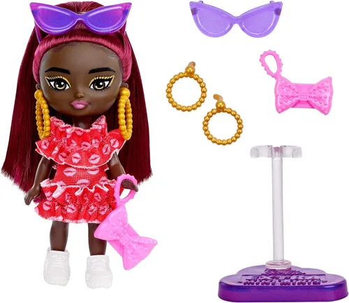 Vista 4 de Muñeca Barbie Extra Mini Minis con cabello burdeos, vestido rojo de volantes, gafas de sol y accesorios y soporte, 3.25 pulgadas