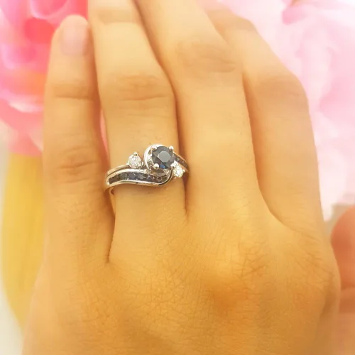 Vista 2 de Dazzlingrock Collection Juego de anillos de compromiso de oro blanco y zafiro azul de 10 quilates