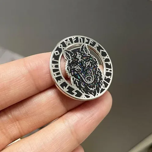 Vista 3 de Fenrir Wolf Celta nórdico vikinga runa rúnica símbolos rúnicos Dios Odin Ragnarok 1.1" Pin esmaltado, Esmalte, Esmalte
