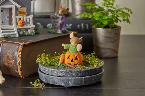 Vista 2 de Enesco Figura de tallador de calabaza de corazón de Navidad, 2 pulgadas