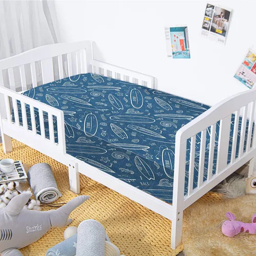 Vista 5 de Sábana bajera ajustable para cuna de tabla de surf, aguas azules, elementos oceánicos, ondas, espirales, dibujos, contornos blancos, Hobby Fun