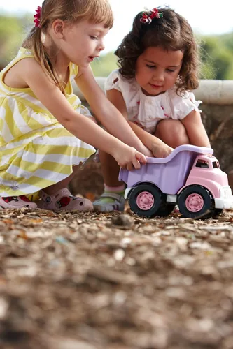 Vista 3 de Green Toys Camión volquete en color rosa, sin BPA, juguetes de juego sin ftalatos para mejorar la motricidad gruesa, habilidades motoras finas.