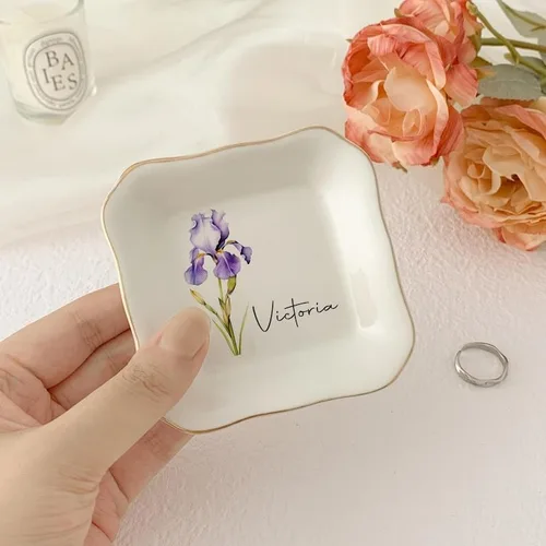 Vista 2 de UrbanNEST Plato personalizado para baratijas de flores de nacimiento, soporte para anillos de acuarela personalizado, para ella, regalo de boda