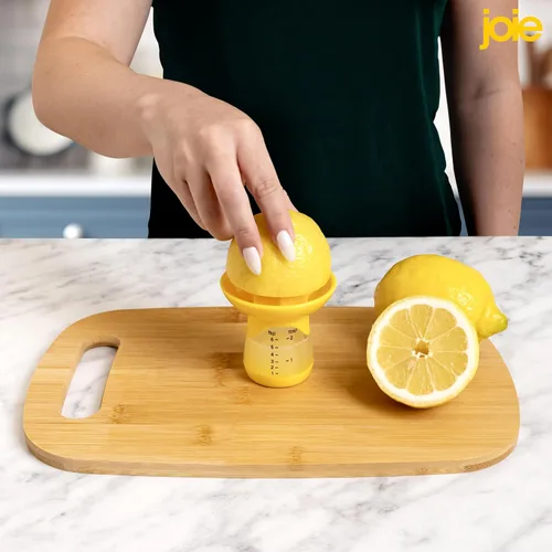 Vista 5 de Joie Citrus exprimidor Squeeze and Pour, exprimidor con boquilla, sin BPA y aprobado por la FDA ABS, Amarillo