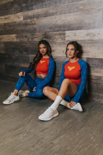 Vista 5 de DC Comics Trajes de entrenamiento activo para mujer, Wonder Woman, Batgirl, Harley Quinn, Supergirl, Conjuntos de 2 piezas con pantalones cortos