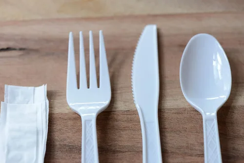 Vista 3 de Juego de cubiertos desechables de plástico blanco envueltos individualmente, juego de cubiertos de plástico resistente, tenedor, cuchara, cuchillo