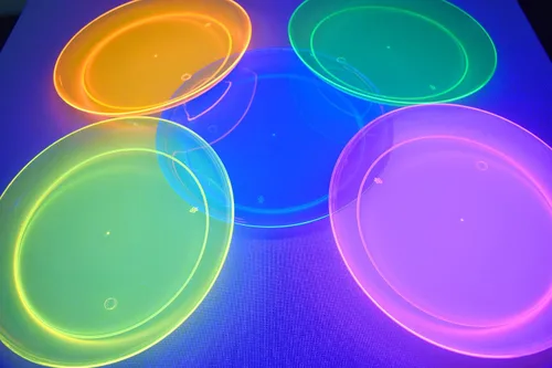 Vista 3 de DIRECTGLOW LLC Platos de fiesta reactivos Blacklight (20, 10.25 pulgadas)