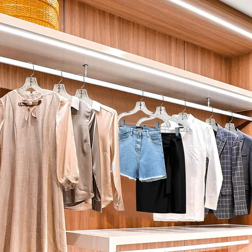 Vista 2 de Perchas de plástico transparente de calidad para faldas, paquete de 12 piezas con corte de cristal para faldas, pantalones, vestidos, trajes Crystal